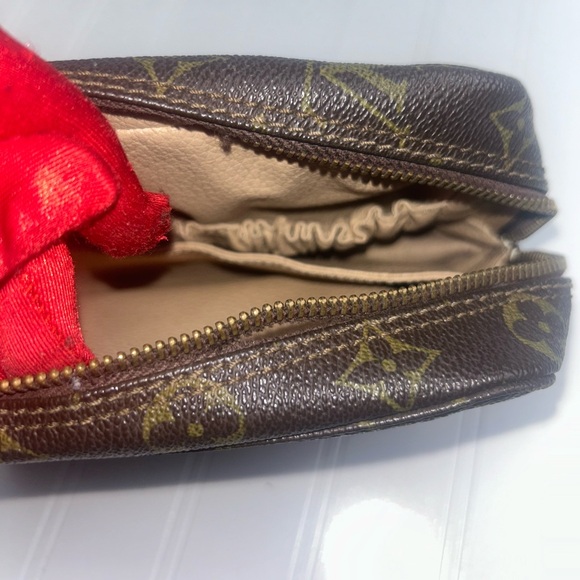 Louis Vuitton Trousse 23 Unisex 
Brown Monogram Canvas Cosmetic Bag - Picture 12 of 12
